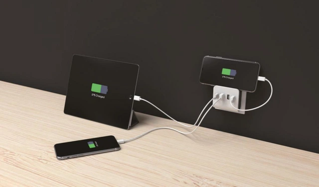 Stikkontakt med 4 USB ladeporter hvit