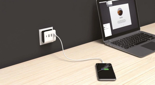 Stikkontakt med 4 USB ladeporter hvit