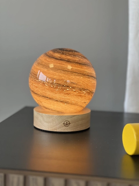 Planet LED oppladbar bordlampe 14,5cm rød