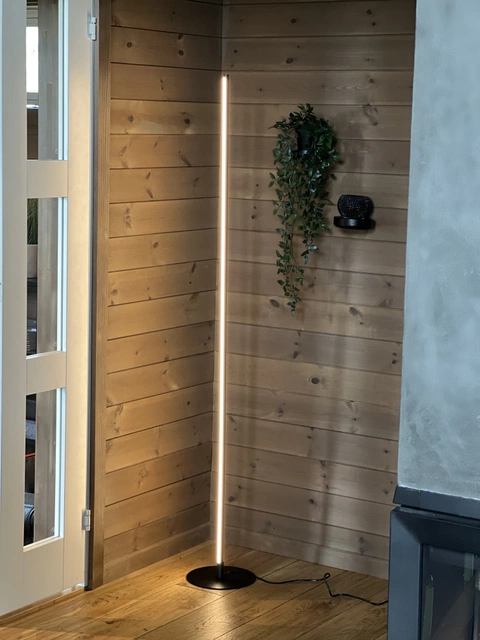 Pole LED gulvlampe 160cm sort