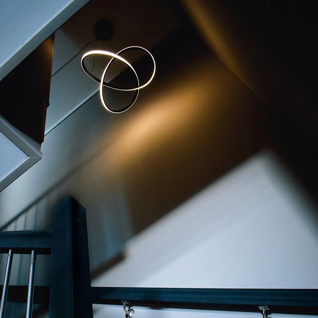 Manhatten LED taklampe 47cm sort