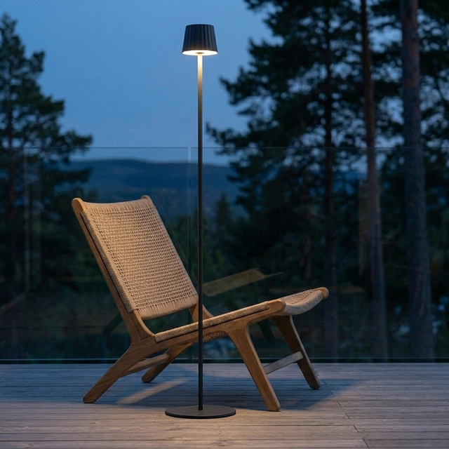 Juli LED oppladbar utelampe gulv IP65 130cm grå
