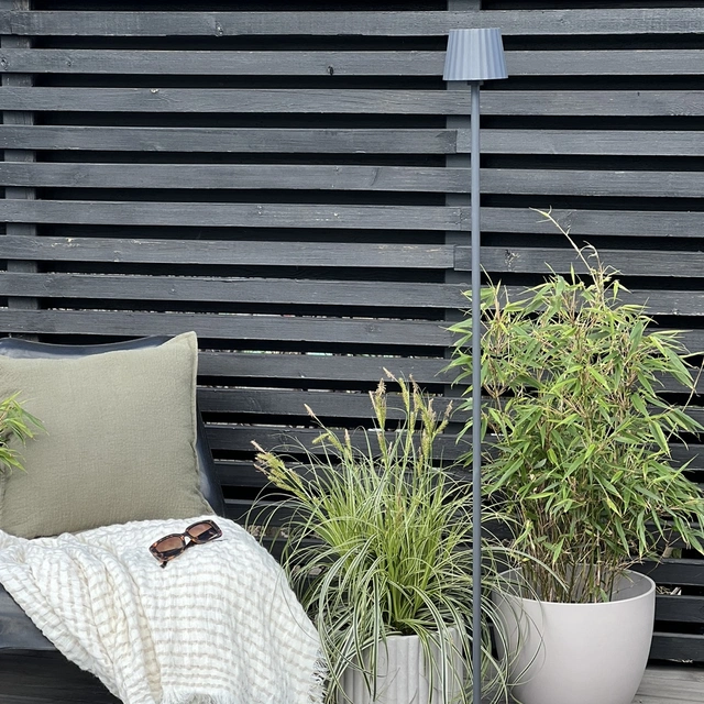 Juli LED oppladbar utelampe gulv IP65 130cm grå